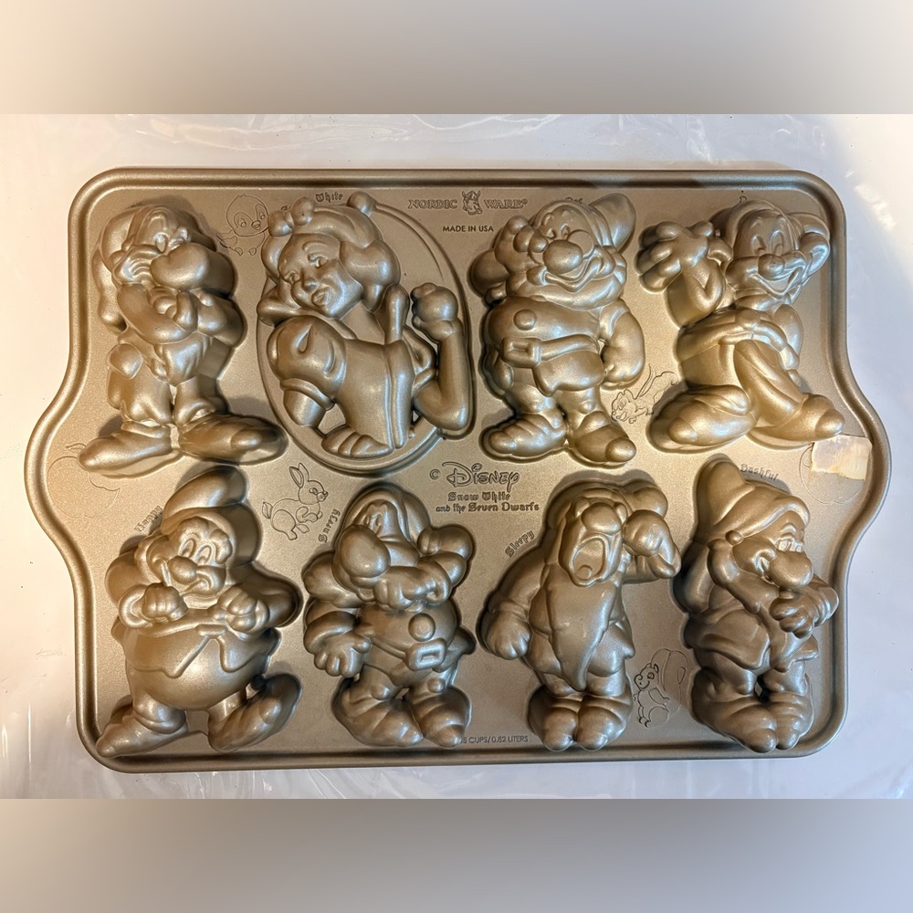 Disney Snow White &Seven Dwarfs Nordic ware cakelet cake baking pan mold